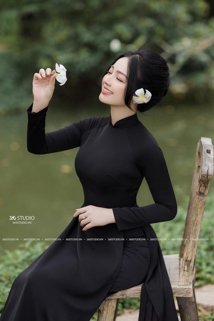 Ngắm Gái Xinh Khỏa Thân Khám Phá Vẻ Đẹp Quyến Rũ Mùa Hè Rực Rỡ