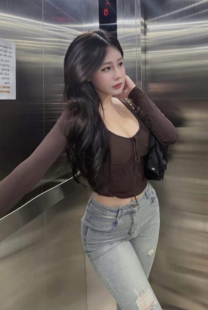 Hình Ảnh Cô Gái Body Đẹp Để Lại Ấn Tượng Sâu Sắc Về Vẻ Đẹp Trái Ngược Giữa Tự Nhiên Và Nghệ Thuật