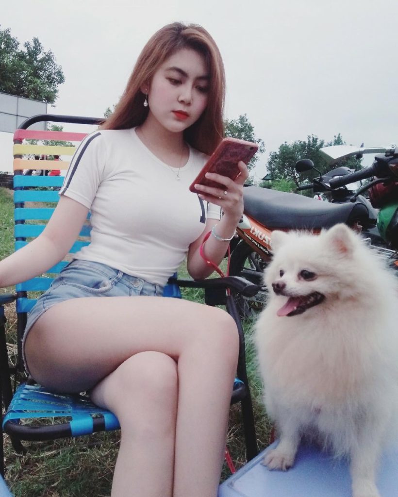 Ảnh Gái Xinh Đeo Kính – Nét Đẹp Tự Nhiên Và Quyến Rũ Không Thể Chối Từ Trong Lòng Phố Phường Sôi Động