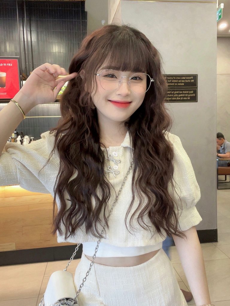 Hình Ảnh Cô Gái Tóc Ngắn Chất Hiểm Họa Và Thực Trạng Xã Hội Trong Thời Đại Số