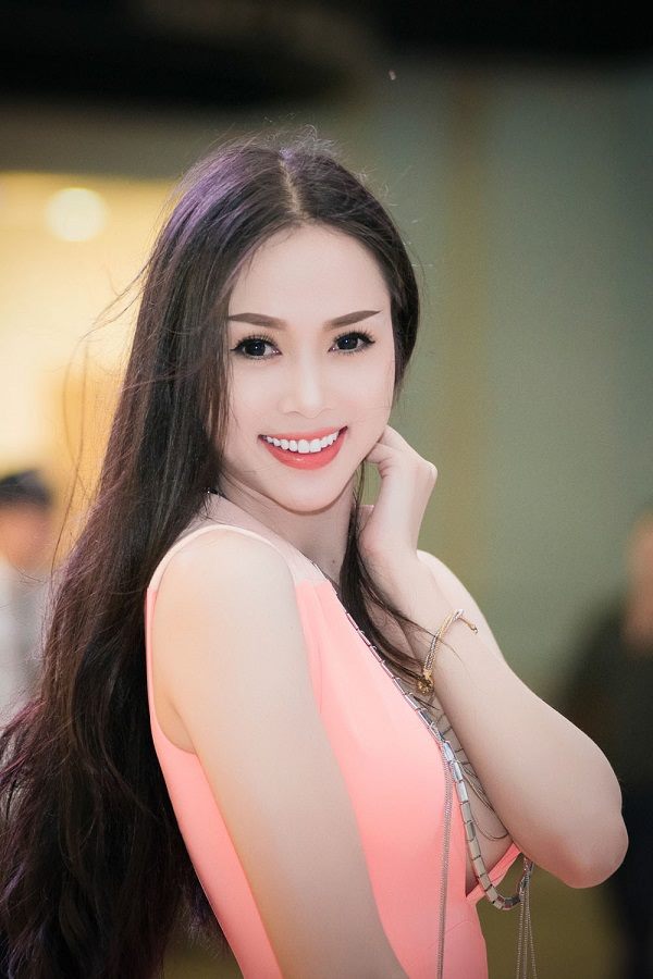 Ảnh Gái Đẹp Tóc Dài Khám Phá Vẻ Đẹp Quyến Rũ Dưới Nắng Vàng Rực Rỡ